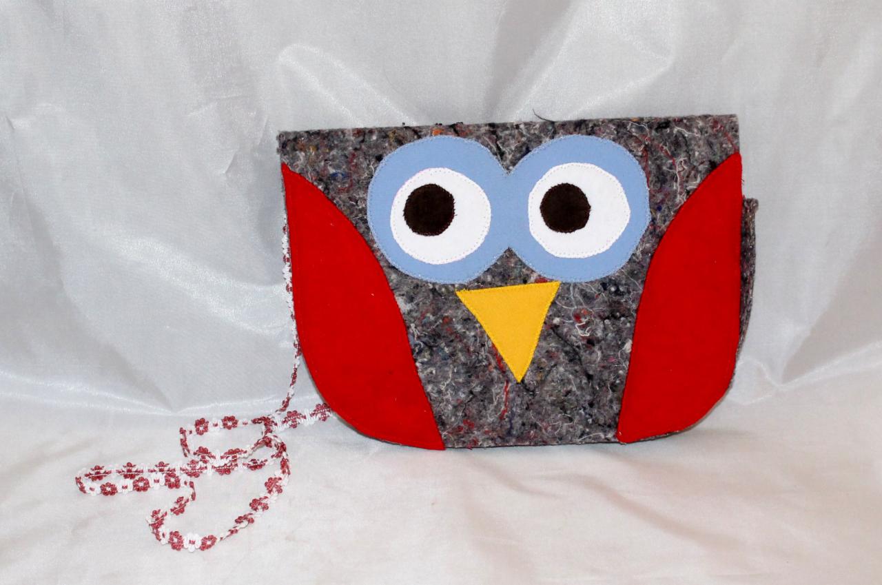 Ręcznie robiona torebka w kształcie sowy z filcu i kolorowych aplikacji, z ozdobnym paskiem na białym tle. Unikatowy prezent na specjalną okazję.