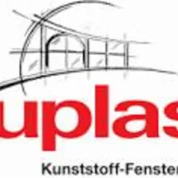 Logotyp Aluplast z abstrakcyjnym rysunkiem okna, czerwony napis na białym tle, pod spodem czarny tekst 'Kunststoff-Fenstersysteme'.