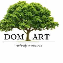 Logo firmy 'DOM ART' z drzewem i hasłem 'Perfekcja w naturze'. Grafika w stonowanej kolorystyce, z przewagą zieleni i bieli. Minimalistyczny design.