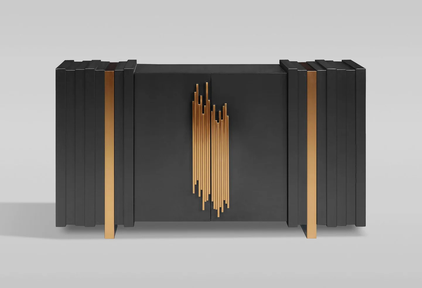 Nowoczesna czarna komoda z dekoracyjnymi złotymi elementami w kształcie pionowych listew i podłużnych uchwytów.