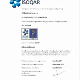 Certyfikat rejestracji ISOQAR dla AP Edukacja Sp. z o.o. potwierdzający zgodność z normą ISO 9001:2008 w zakresie świadczenia usług edukacyjnych, obejmujących szkoły policealne, licea...