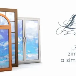 Prezentacja okien o różnych ramach: brązowych, pomarańczowych i białych, z zaokrąglonymi górnymi krawędziami, odbijających błękitne niebo w szybach.