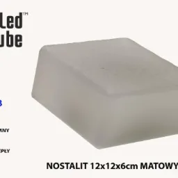Matowa kostka LED Qube Nostalit 12x12x6cm z paletą barw RGB, białym zimnym i ciepłym światłem, prezentowana na jasnym tle.