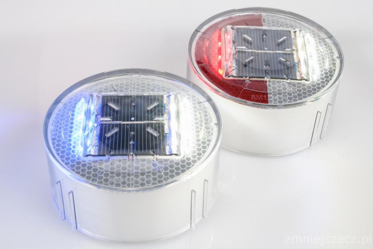 Dwa okrągłe, solarne, najazdowe punkty świetlne: jeden z niebieskim, drugi z czerwonym światłem.