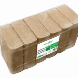 Paczka brykietów drzewnych RUF, 10kg, zapakowana w przezroczystą folię z etykietą producenta Biomasa Partner Group.