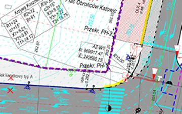 Fragment mapy geodezyjnej z naniesionymi oznaczeniami i współrzędnymi, widoczne skrzyżowanie i przejście dla pieszych. Detaliczny plan zagospodarowania przestrzennego.