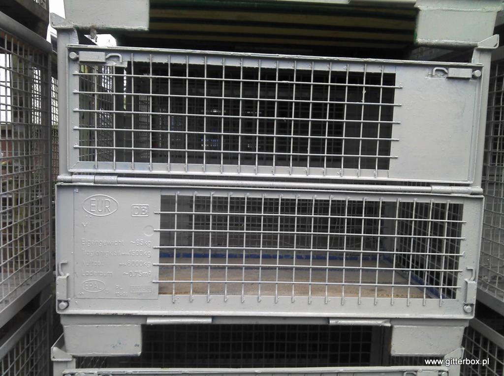 Stos metalowych, siatkowych pojemników transportowych z oznaczeniami EUR i DB, widoczne detale konstrukcji i spawów, szary kolor, magazynowe otoczenie.