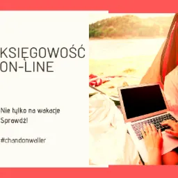 Osoba pracująca na laptopie wewnątrz namiotu z widokiem na jezioro i góry, sugerując mobilność i dostępność usług finansowych.