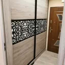 Szafa z dekorem frezowanym