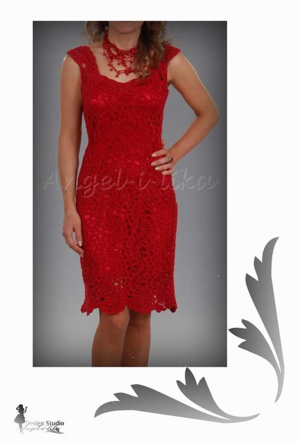 Kobieta prezentuje czerwoną, dopasowaną sukienkę z koronki, uzupełnioną o naszyjnik z czerwonych koralików, na szarym tle z elementami graficznymi w dolnych rogach.