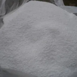 Biały granulat styropianu w przezroczystym worku, materiał izolacyjny do ocieplania, widoczne drobne kulki tworzywa.