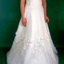 SUKNIA ŚLUBNA z ręcznie wykonanymi aplikacjami - szydełkowanymi.