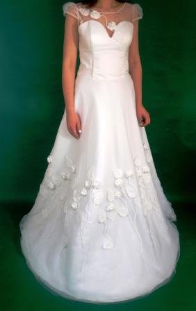 SUKNIA ŚLUBNA z ręcznie wykonanymi aplikacjami - szydełkowanymi.