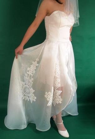 SUKNIA ŚLUBNA z motywami szydełkowymi