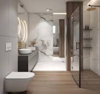 Nowoczesna łazienka w bieli i drewnie: kabina walk-in, umywalki nablatowe z okrągłymi lustrami podświetlanymi LED, drewniana podłoga i marmurowe ściany.