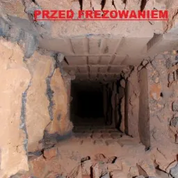 Wnętrze komina przed frezowaniem, widoczne osady i nierówności cegieł. Ujęcie z dołu komina, ciemne wnętrze, ceglana struktura.