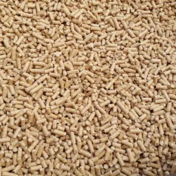 Jasny, sypki pellet drzewny w dużym skupieniu, widoczne drobne cząstki drewna. Tekstura naturalnego paliwa ekologicznego, widok z góry, oświetlenie naturalne.