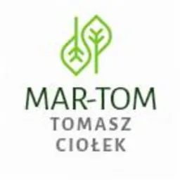Zielone logo firmy MAR-TOM Tomasz Ciołek z elementami graficznymi w kształcie stylizowanych liści, umieszczone na białym tle.