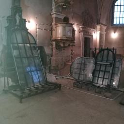 Zrealizowanie zamówienia oraz montaż stolarki zewnętrznej z ciepłego aluminium w zabytkowym XIVw. kościele 