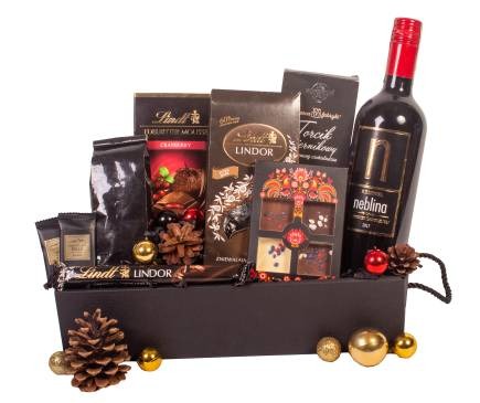 Czarny kosz z winem Neblina, czekoladami Lindt, kawą i dekoracjami świątecznymi, ustawiony na białym tle.