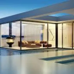 Nowoczesny dom z panoramicznymi przeszkleniami i widokiem na jezioro, minimalistyczny design, szklane drzwi przesuwne prowadzące na taras, wewnątrz widoczne rolety w systemie dzień-noc.