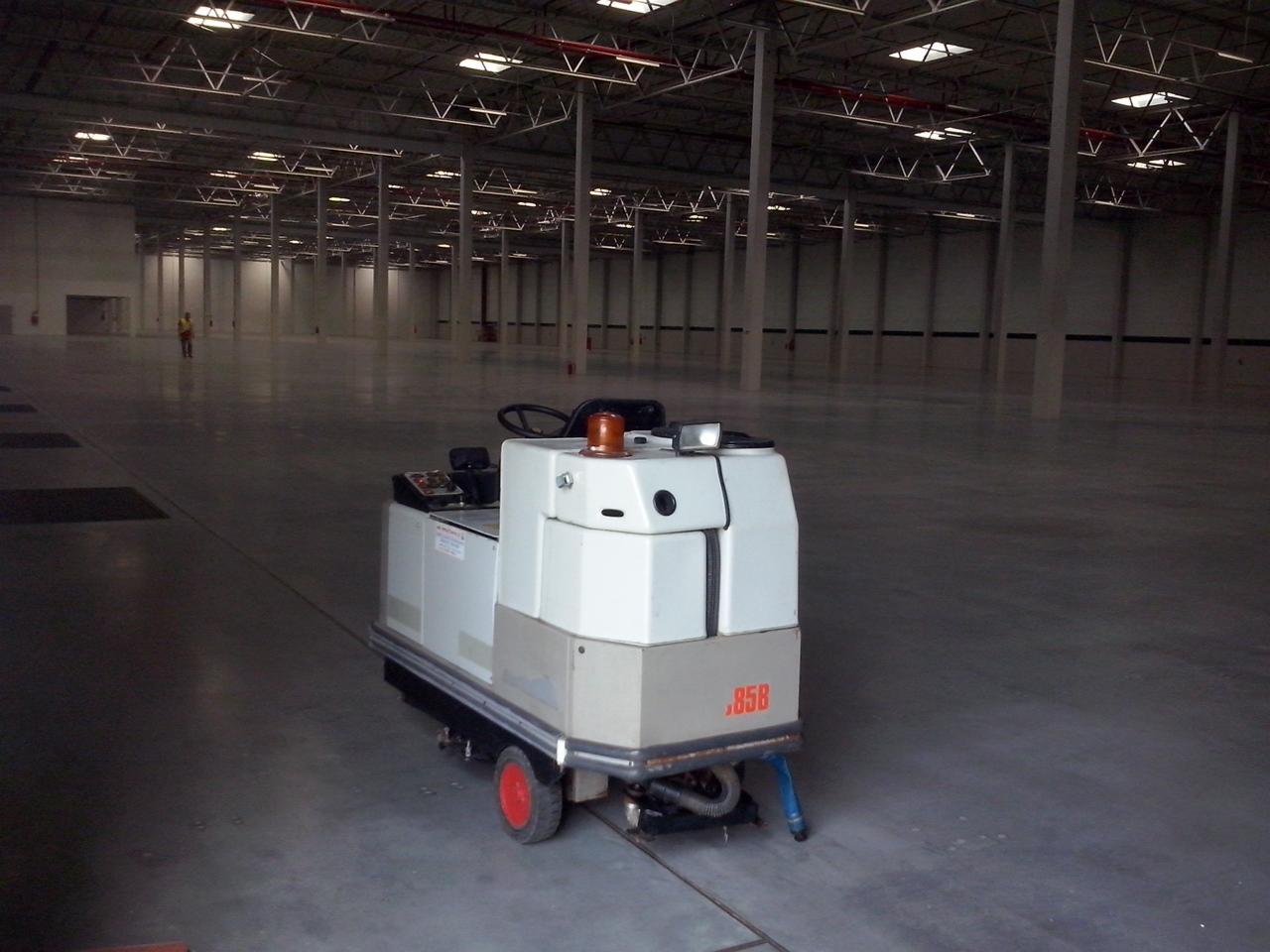 Wypożyczalnia Szorowarki Maszyna Czyszcząca Sprzątająca do Posadzki Comac C85B Wynajem