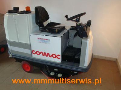 Szorowarka Comac C85B z siedziskiem i kierownicą, widoczny zbiornik na wodę i czerwone logo Comac, przeznaczona do czyszczenia posadzek.