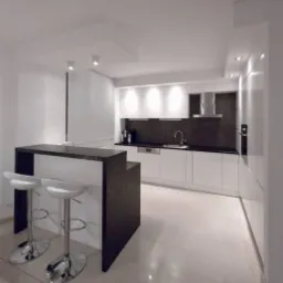 Nowoczesna, jasna kuchnia z barkiem i dwoma hokerami. Białe szafki, ciemny blat, minimalistyczny design. Oświetlenie punktowe i gładkie powierzchnie.