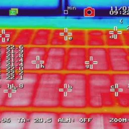 Termowizja podłogowa: czerwona, ciepła podłoga z naniesionymi punktami pomiarowymi temperatury. Widoczne wartości temperatur w stopniach Celsjusza.