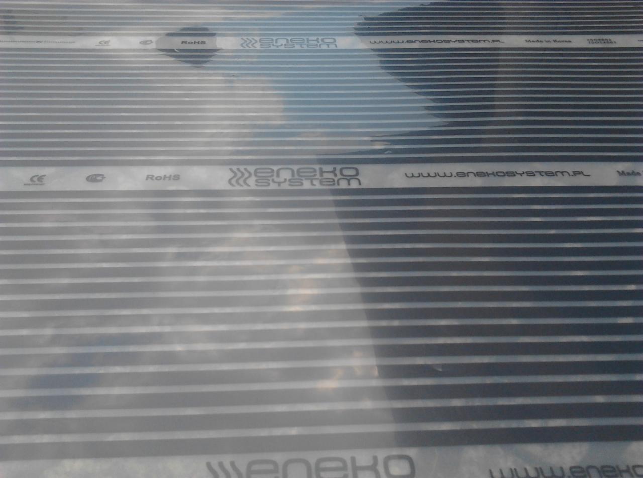 Mata grzewcza EnEko System z certyfikatami CE i RoHS, widoczne linie grzewcze i adres strony internetowej. Produkt z Korei.