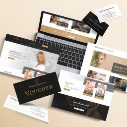 Michał Drzewski - Prezentacja identyfikacji wizualnej gabinetu kosmetycznego: strona www na laptopie, wizytówki i voucher w czarno-złotej kolorystyce, na jasnym tle.