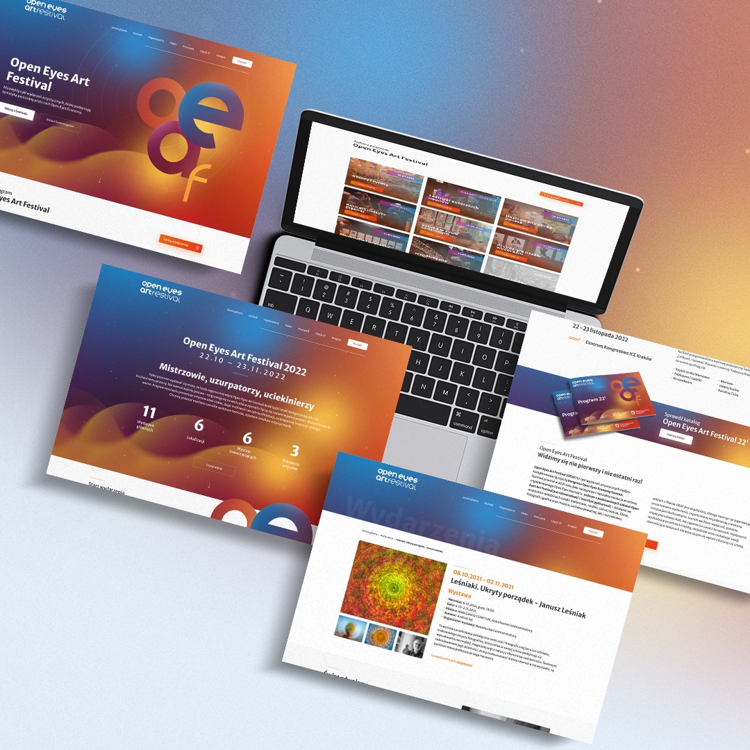 Laptop prezentuje stronę Open Eyes Art Festival obok ulotek i plakatów. Grafika w odcieniach niebieskiego i pomarańczowego, nowoczesny design, materiały promocyjne.