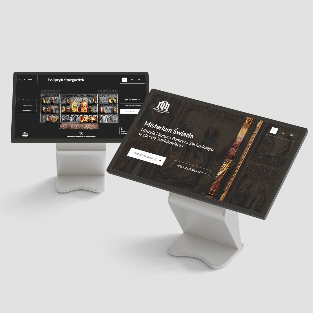Interaktywne ekrany dotykowe prezentujące aplikacje muzealne: 'Poliptyk Stargardzki' i 'Misterium Światła', z logo Muzeum Narodowego w Szczecinie.