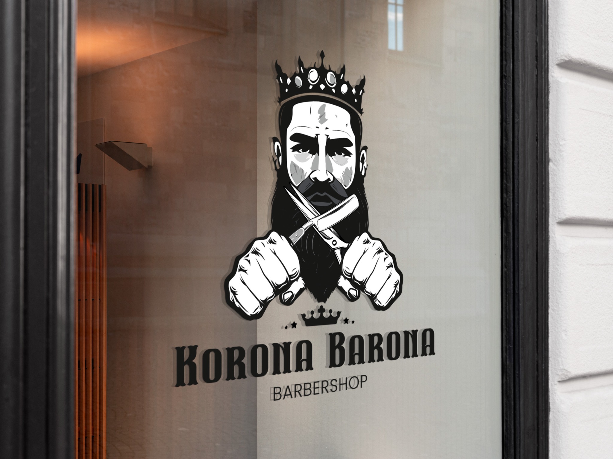 Grafika na szkle: brodaty mężczyzna w koronie trzyma skrzyżowane brzytwy, poniżej napis 'Korona Barona Barbershop'. Widok z zewnątrz, fragment okna i wnętrza.