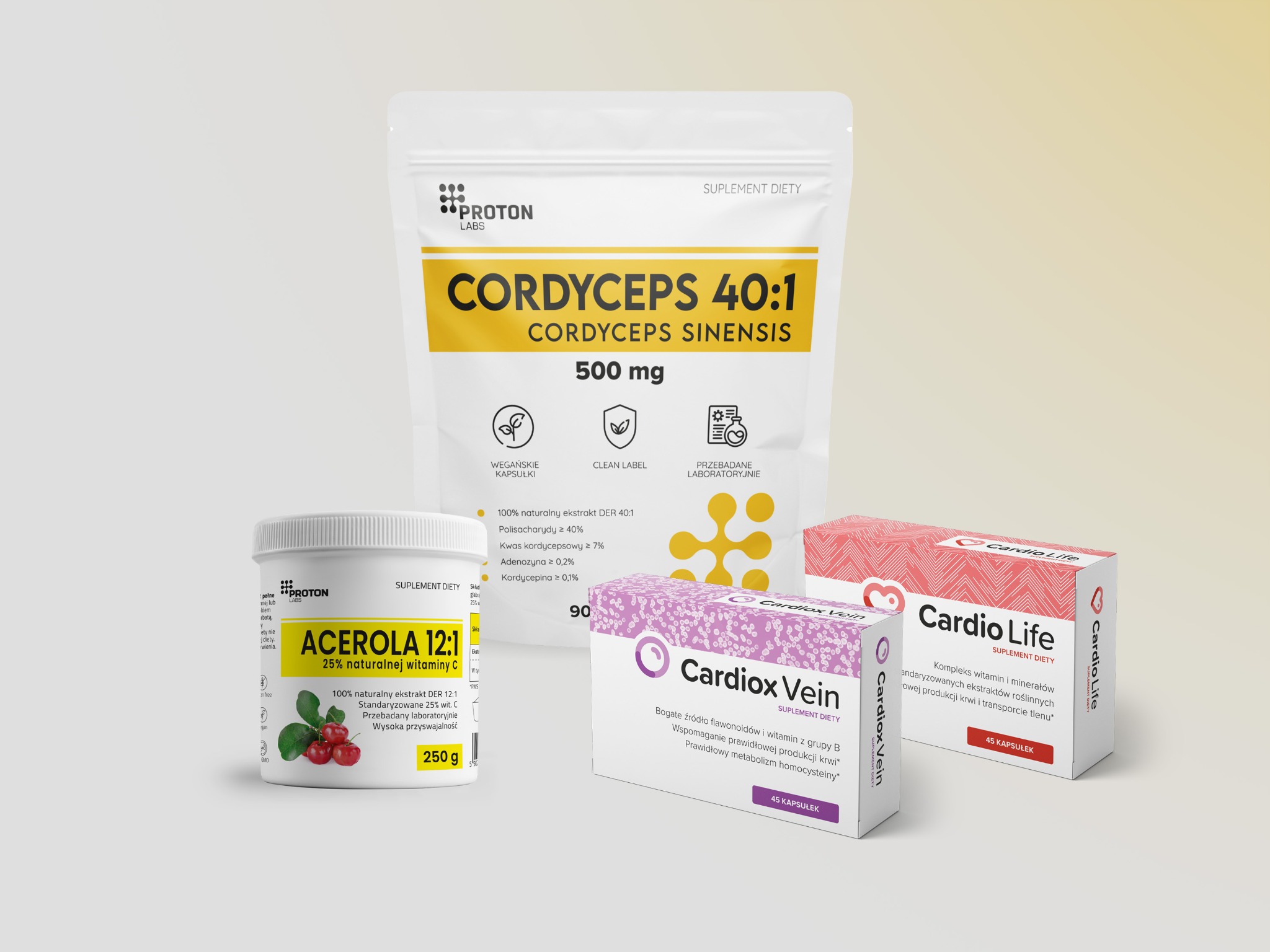Trzy opakowania suplementów diety Proton Labs: Cordyceps, Acerola i Cardio Life, na jasnym tle. Produkty w białych opakowaniach z kolorowymi etykietami.