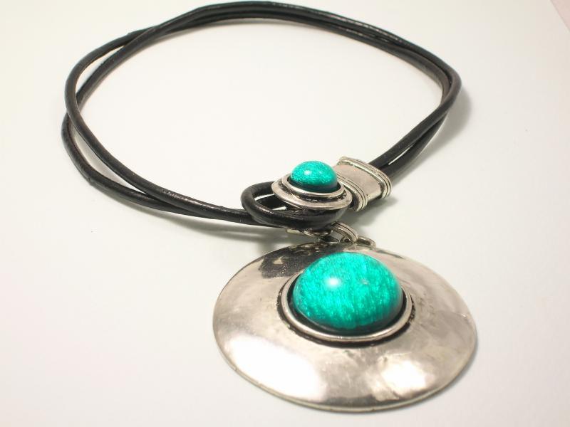 Unikalny naszyjnik: czarny rzemień, srebrne elementy i turkusowe kule. Duża, okrągła zawieszka z centralnym kamieniem. Ozdoba damska w stylu etno.