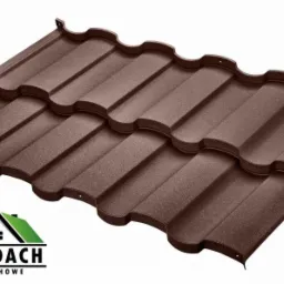 Brązowe panele dachowe z blachy trapezowej z logotypami producentów Rialto i Energodach na białym tle.