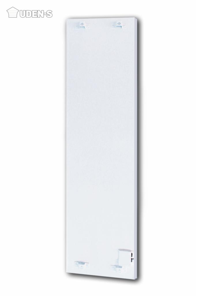 Biały, wąski grzejnik panelowy z widocznymi mocowaniami, ustawiony pionowo na białym tle. Widoczne logo producenta w lewym górnym rogu.