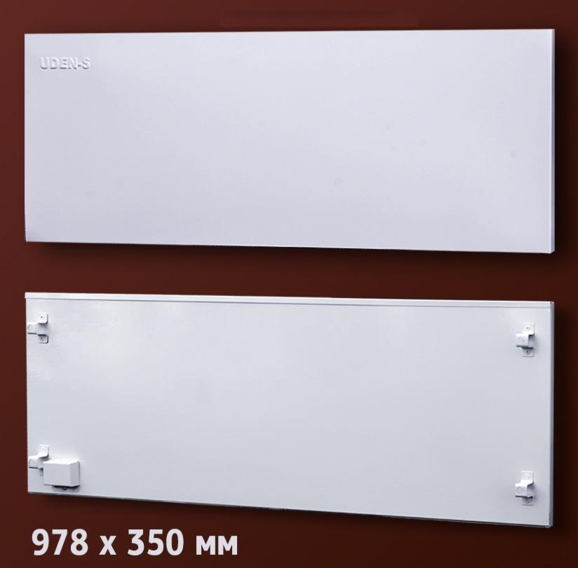 Dwa białe panele grzewcze UDEN-S o wymiarach 978x350 mm, zamontowane na ścianie w odcieniu brązu. Jeden panel z widocznym logo, drugi z uchwytami montażowymi.