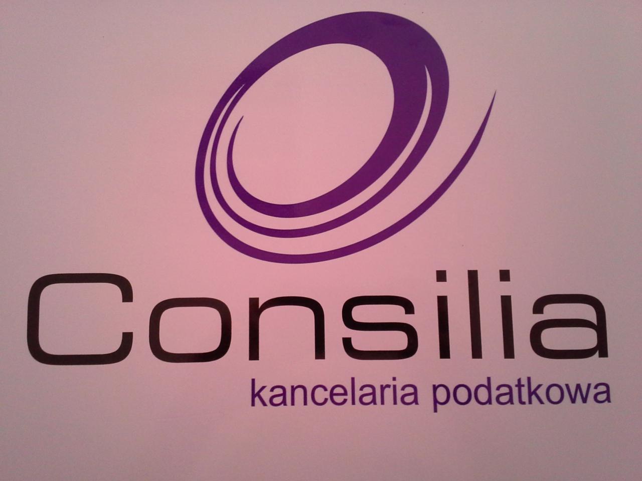 Logo kancelarii podatkowej Consilia z fioletowym symbolem powyżej nazwy, na jasnoróżowym tle.