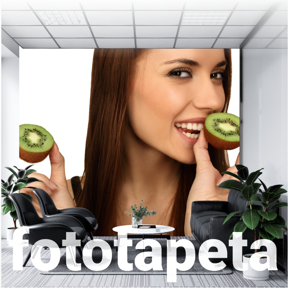 Fototapeta w biurze z wizerunkiem uśmiechniętej kobiety trzymającej połówki kiwi, aranżacja z czarnymi fotelami i stolikiem kawowym.