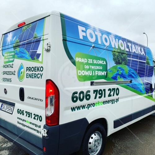 Oklejony samochód dostawczy firmy Proeko Energy z grafiką paneli fotowoltaicznych i napisem 'Fotowoltaika - Prąd ze słońca do Twojego domu i firmy', z widocznym numerem telefonu i adresem strony...