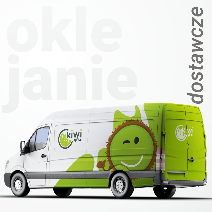 Oklejony samochód dostawczy z logo Kiwi Gifts i wizerunkiem uśmiechniętego kiwi na zielonym tle.