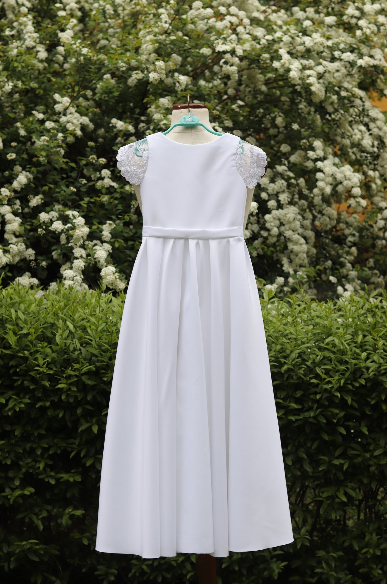 Szycie sukien, szat komunijnych.