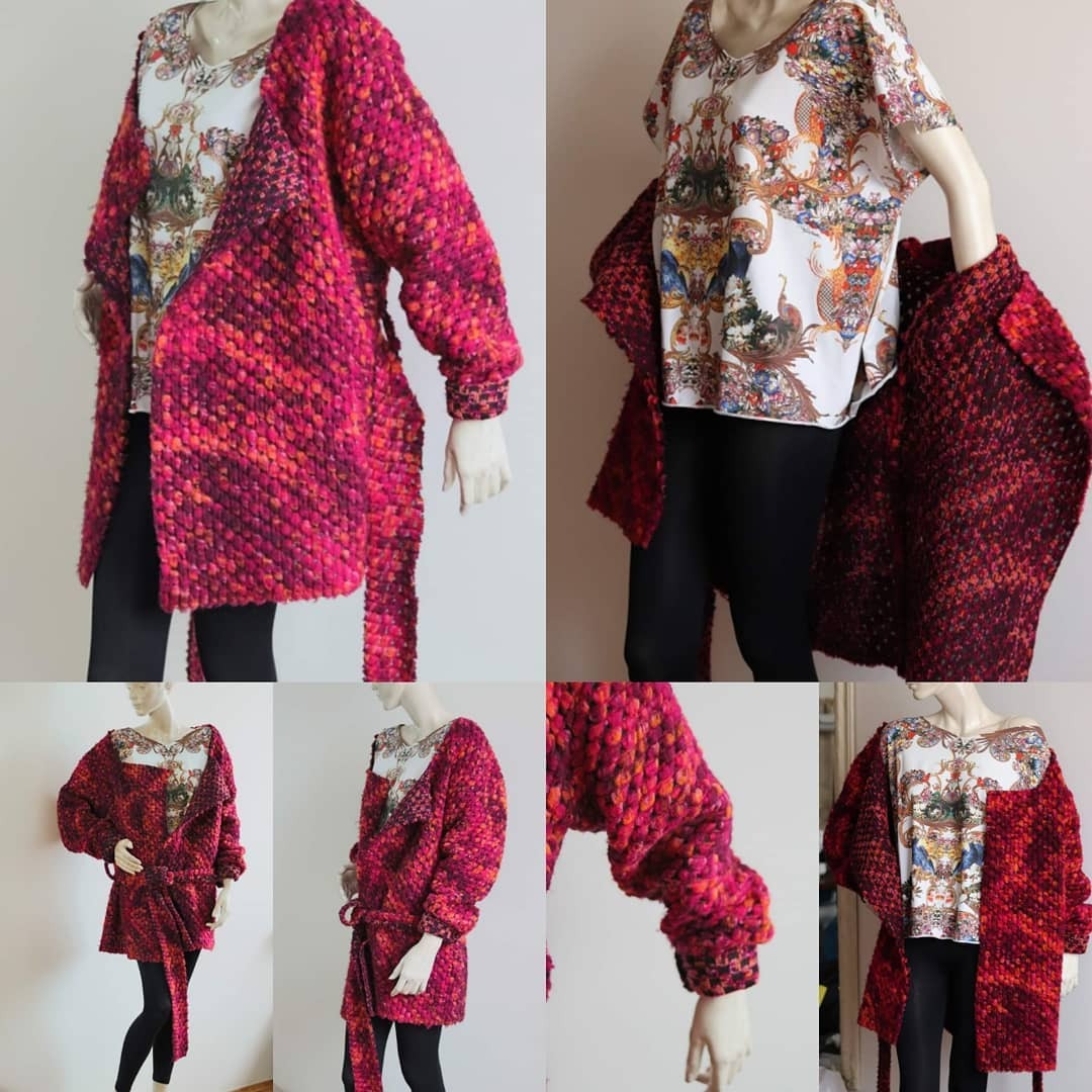 Ręcznie robiony, gruby kardigan z wełny w odcieniach różu i pomarańczy, prezentowany na manekinie w różnych ujęciach, z bluzką w orientalny wzór i czarnymi legginsami.