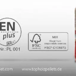 Prezentacja pelletu drzewnego: ułożony w stos z młodą rośliną, obok worki pelletu Lava i Olimp, certyfikaty jakości ENplus i FSC. Dbałość o detale i zrównoważony rozwój.