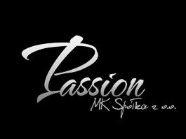 Srebrne logo 'Passion MK Spółka z o.o.' na czarnym tle. Minimalistyczny design, elegancka typografia, wyraźne kontrasty, profesjonalny wygląd.