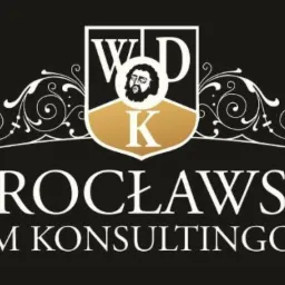 Eleganckie logo Wrocławskiego Domu Konsultingowego na czarnym tle. Złoty herb z wizerunkiem brodatego mężczyzny i inicjałami WDK.