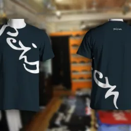 Ciemna koszulka z białym, abstrakcyjnym wzorem na przodzie i boku, prezentowana na manekinie w sklepie odzieżowym. Widok z przodu i z tyłu.