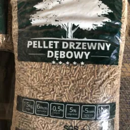 Worek z pelletem drzewnym dębowym o wadze 15kg, granulacji 6mm, popiołem poniżej 0.5% i wilgotnością 5%, z logo producenta na opakowaniu.